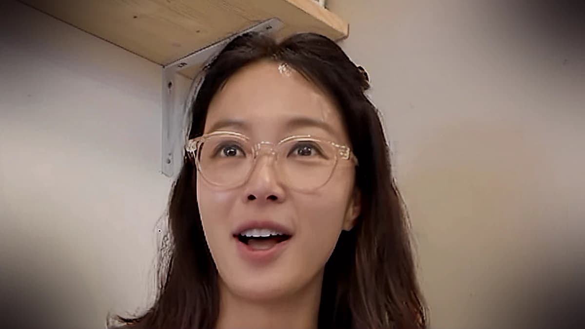 2010년 몰래 수술, 지금은 보형물 제거…황정음이 ‘내추럴’을 택한 이유 — 제작 일러스트