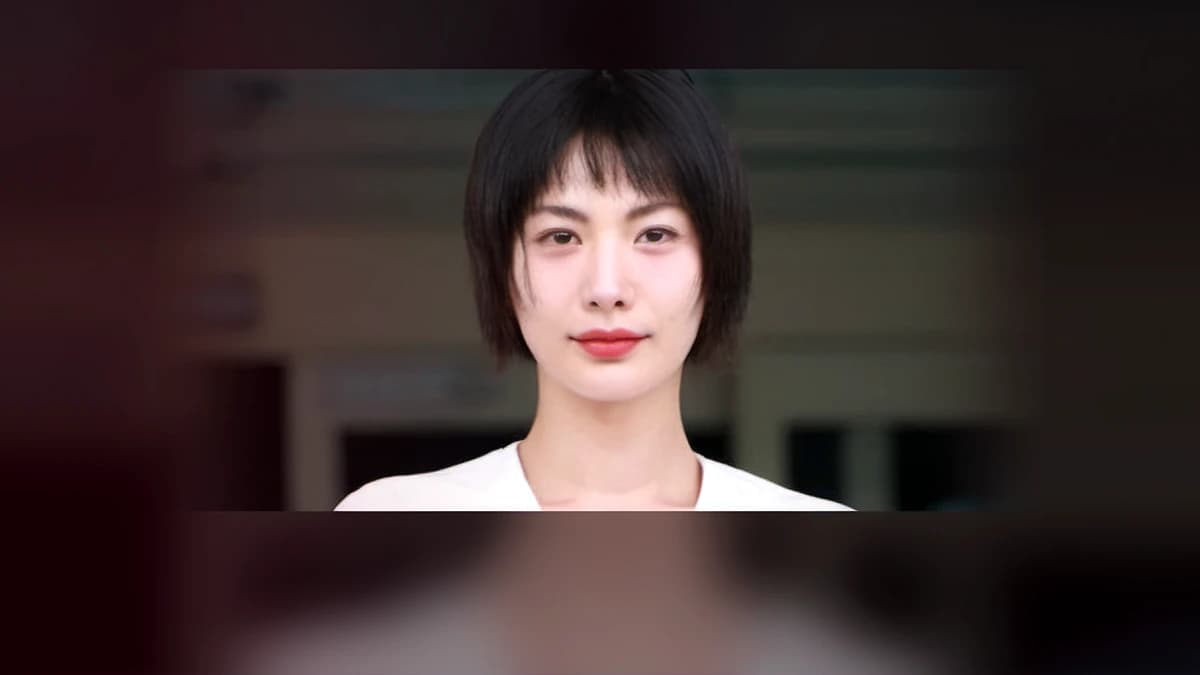 눈썹 위로 싹둑, 밀라노 가는 나나가 공항에서 먼저 꺼낸 ‘숏컷 반전’ — 제작 일러스트