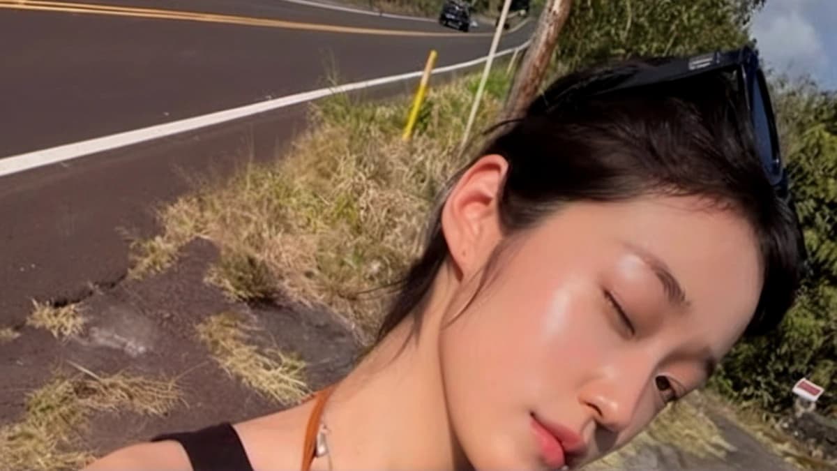 검은 크롭톱 하나로 분위기가 달라졌다…노윤서의 하와이 여행법 — 제작 일러스트