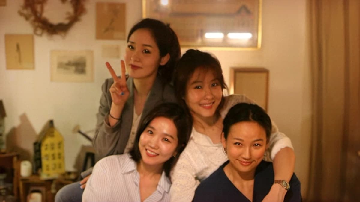 21년 만의 ‘진짜 팀 활동’…핑클 네 사람이 다시 시작한다 — 제작 일러스트