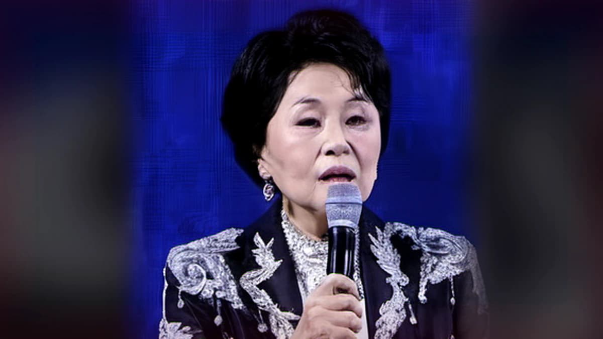“내 앞에 내보내지 말라”…심수봉이 17세 김다현 무대 뒤 꺼낸 말 — 제작 일러스트