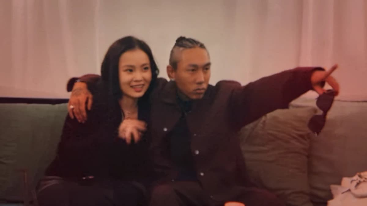 무릎 꿇은 무대 다음 날…도끼·이하이가 소파에서 보여준 5년 연애의 온도 — 제작 일러스트