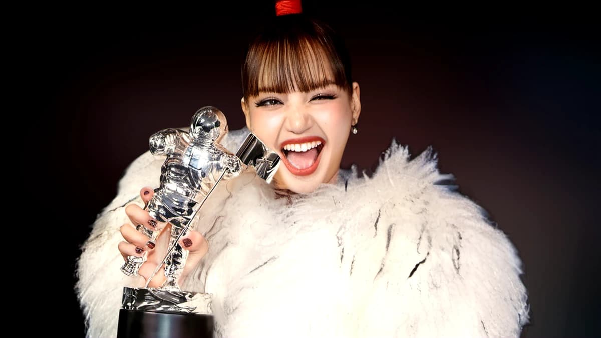 K팝 칸을 넘어 ‘베스트 팝’으로…리사가 VMA에서 처음 연 문 — 제작 일러스트